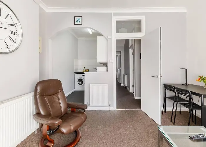 Cosy 2 Bed Apartment With Roof Terrace