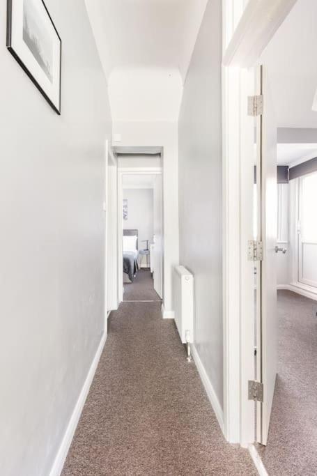 Cosy 2 Bed With Roof Terrace Apartment *